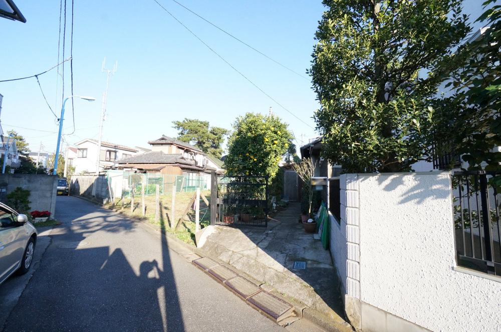 Local photos, including front road. Since it is a first-class low-rise exclusive residential area, The surrounding environment is also good. This charming location that combines the environment and convenience. 