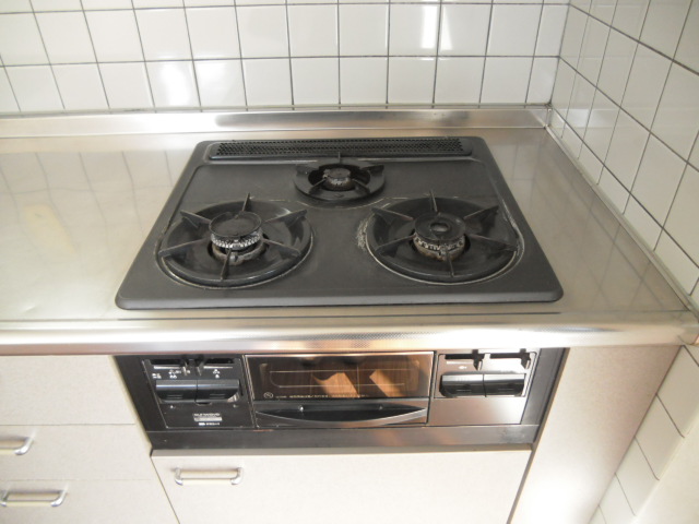 Kitchen. With 3-neck grill Gasukitchin