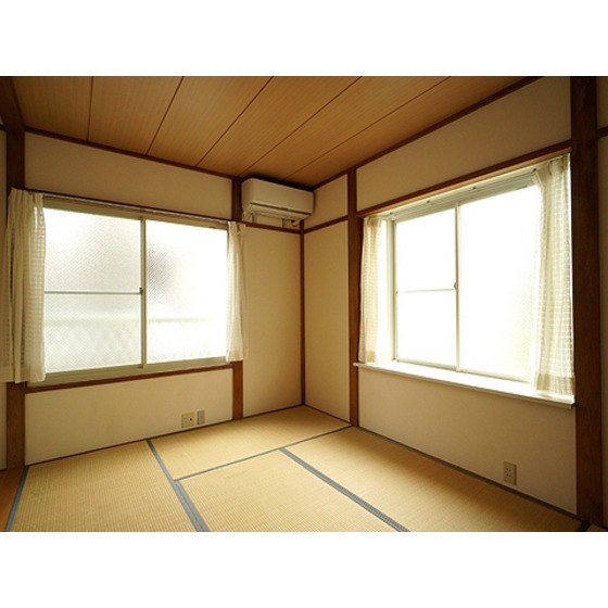 Living and room. Japanese-style room is also two-sided lighting!