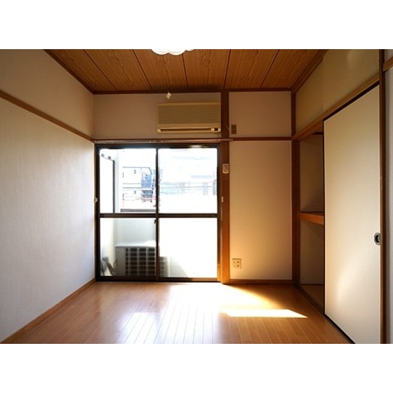 Living and room. South-facing Western-style ・ New flooring Chokawa