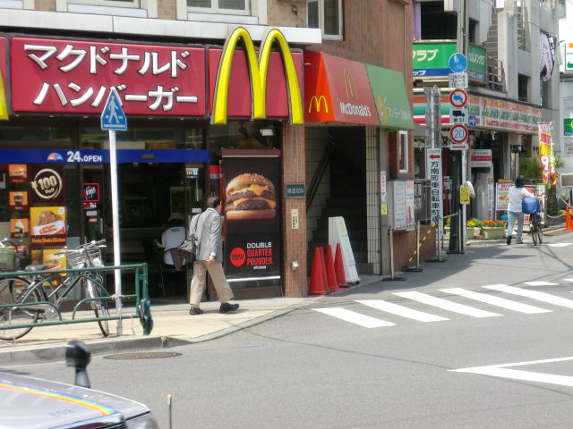 Convenience store. Seven-Eleven, 100m to McDonald's (convenience store)