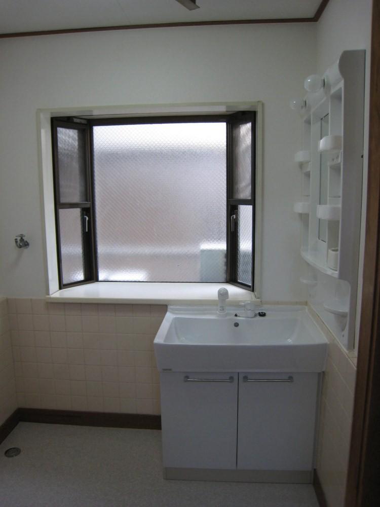 Wash basin, toilet. It will wash basin. Also it has a window so I take the brightness.