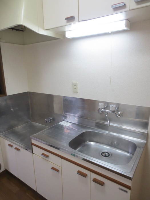 Kitchen. Gas stove 2 burners installed Allowed