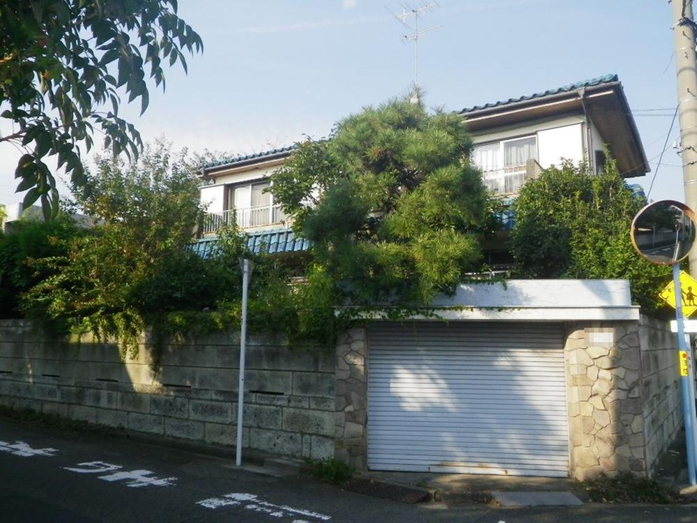 Local appearance photo. At the entrance to the underground garage, Since there is a shutter, It is also safe important car.