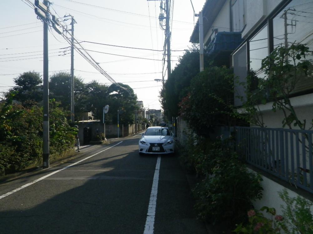 Local photos, including front road. It will be in the southeast side of the road (about 5.6m).