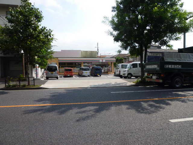 Convenience store. 208m to Seven-Eleven (convenience store)