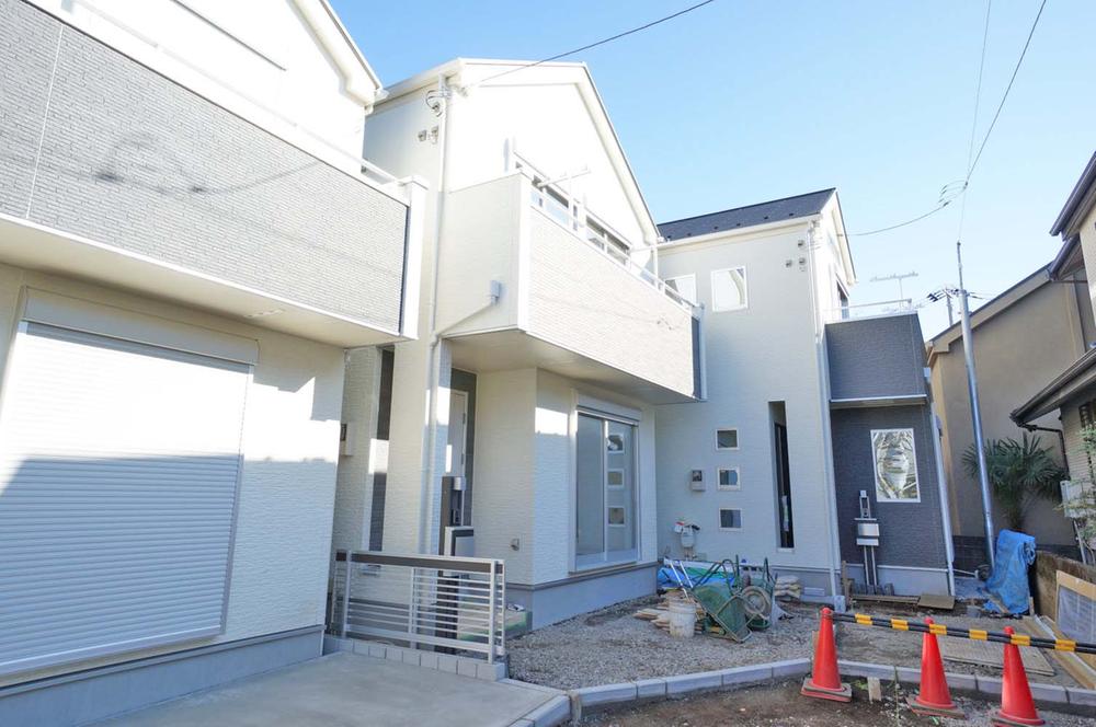 Local appearance photo. High Best Wood used for the top runner standard residential structure, Next-generation energy-saving standards corresponding, It is flat 35S corresponding housing. Is a two-storey spacious 4LDK of the total floor area of ​​90 sq m more than. Site area is also 28 square meters more than spacious.
