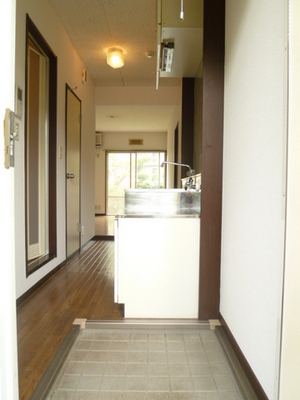 Entrance. Look the kitchen from the front door ☆