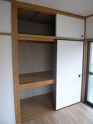 Other. Spacious storage It is with upper closet