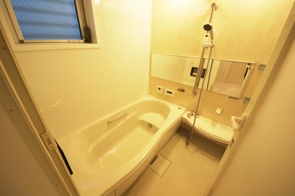 Bathroom. Mist sauna, 14-inch bathroom TV equipped