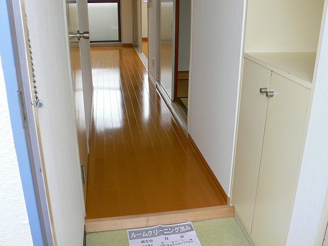 Entrance. Entrance double lock ・ There is also a cupboard