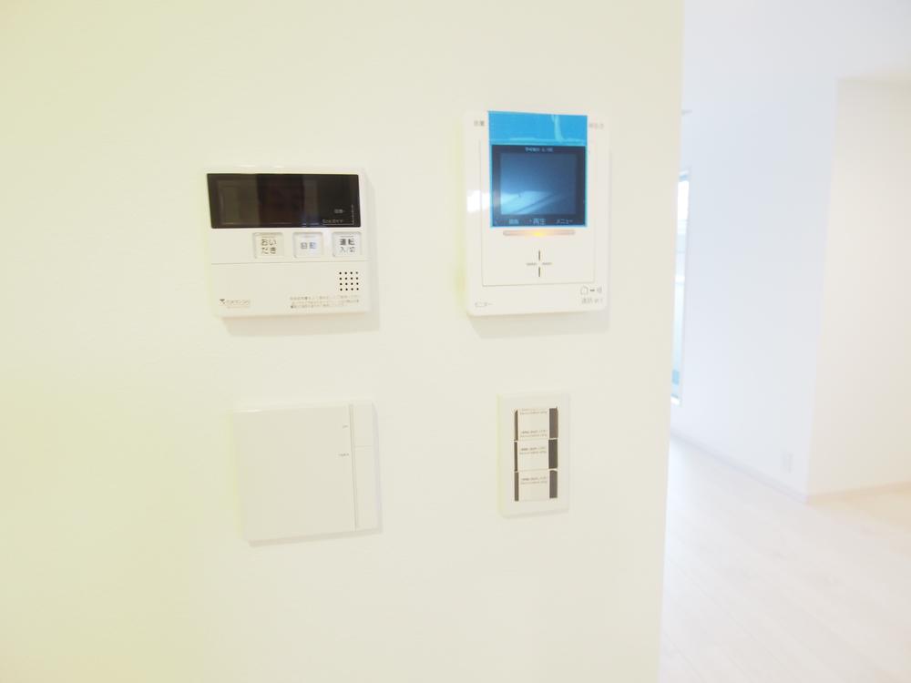 Other. Floor heating ・ Entrance monitor ・ Switches, etc. is located on the side of the kitchen.