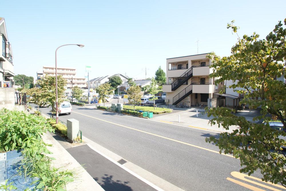 View photos from the local. Because that is a hill, Looking from the road is not worried. Good is per yang. 