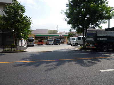 Convenience store. 450m to Seven-Eleven (convenience store)