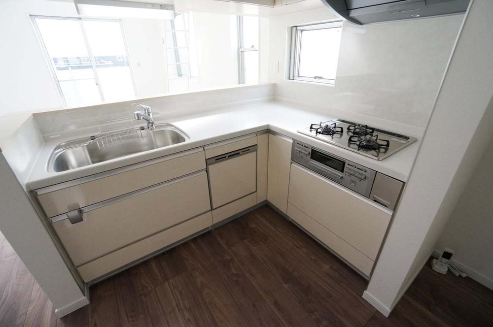 Kitchen. Also because there is a floor heating floor of the L-shaped kitchen, Dishes with warming feet, So you can wash products, It will be handy on a cold day. With dish washing and drying machine, It is a glass top kitchen.