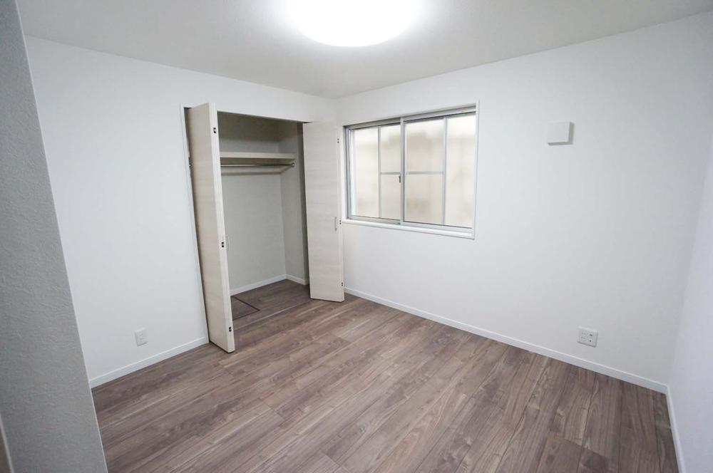 Non-living room. All room pair glass, With screen door, It is with lighting equipment. It is rare in new construction.