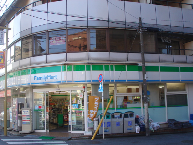 Convenience store. 356m to FamilyMart Shimo Igusa Station Kitamise (convenience store)