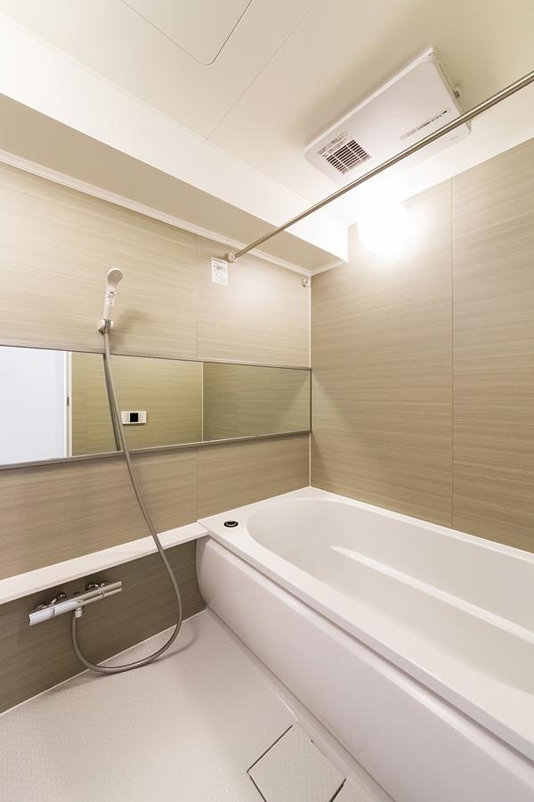 Bathroom. TOTO-made add-fired function with unit bus new exchange (with bathroom ventilation dryer)