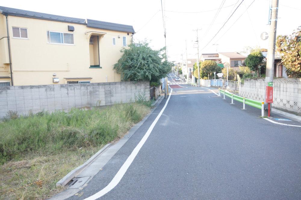 Local photos, including front road. Spacious and bright front road. 