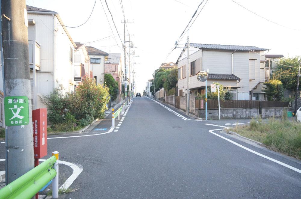 Local photos, including front road. Since the front road is wide is easy and out of the car. 