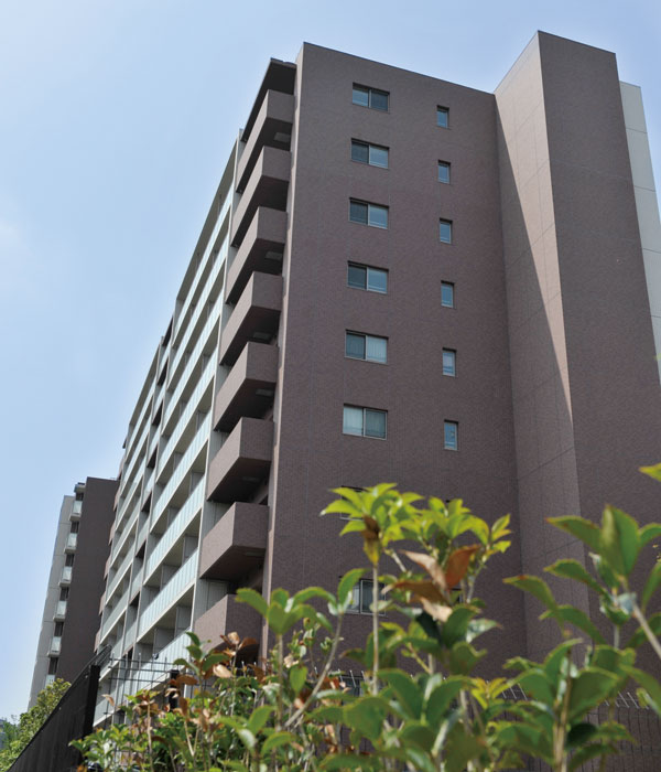 Features of the building.  [Peaceful living environment green revitalization residential area spreads] "Takaido" a 7-minute walk from the train station, Here is green near park and partition is left gently, We kept a landscape filled with peace. To save the existing trees, Develop many of the green zone on site. In harmony with the city, We seek a mansion Weaving landscape. (Exterior photos)