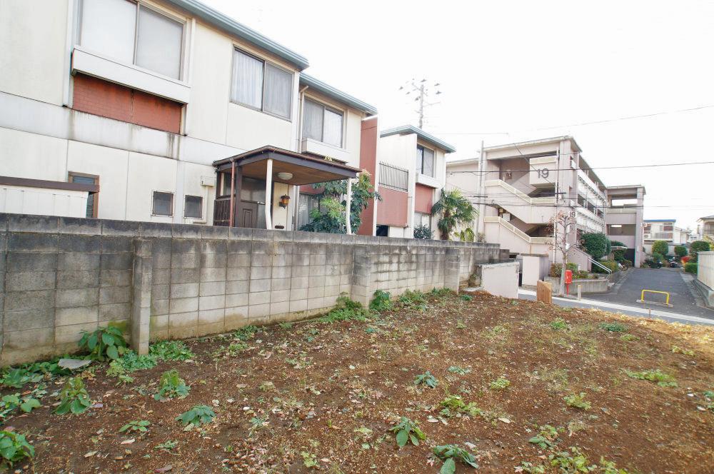 Local land photo. It is a subdivision that does not feel cramped feeling.