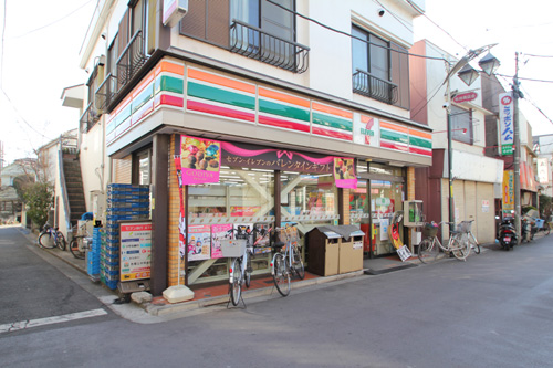 Convenience store. 742m to Seven-Eleven (convenience store)