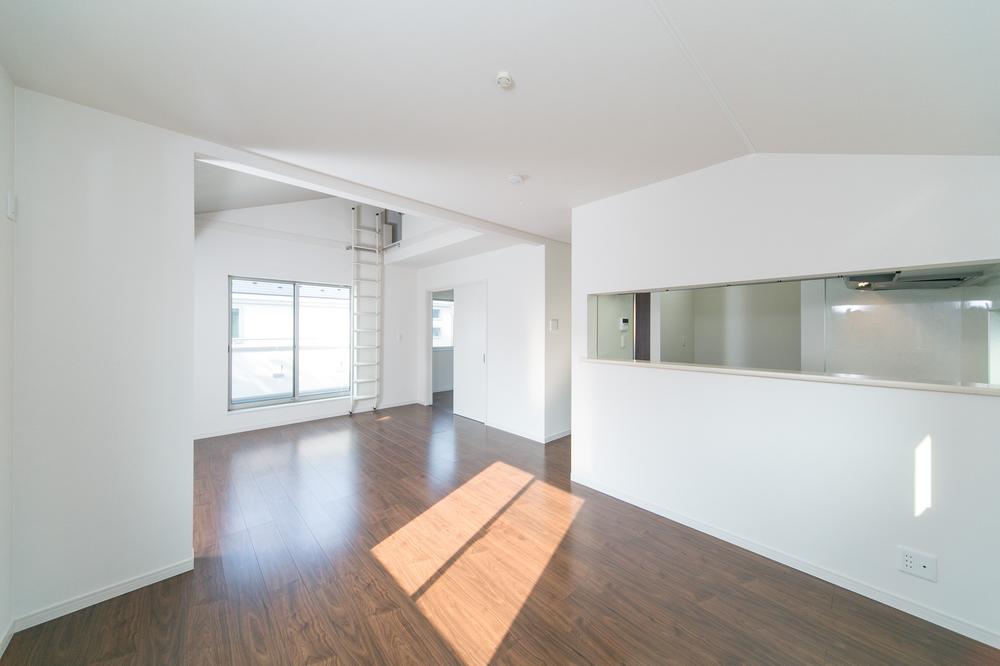 Living. New construction sale of Suginami Hamadayama 4-chome. So we have the building completed, You can preview any time. Itopia home design ・ 2 × 4 house of enforcement. Front road is also widely and 6m, Car loading and unloading is also a breeze.