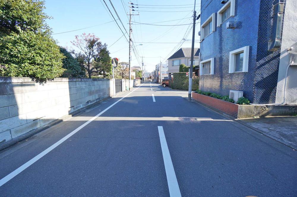 Local photos, including front road. Minamiogikubo seems front road has become so 7.2m public roads, I think the garage can be surely easy parking Even if you're not good. 