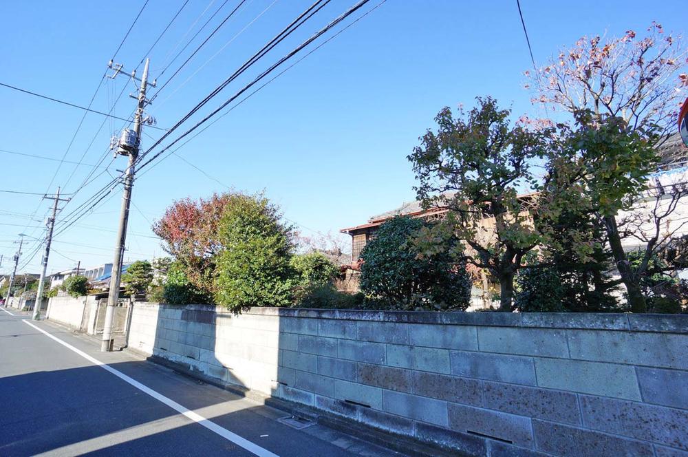 Local land photo. Example of construction of the building conditions can also be available in the neighboring. Please put do not hesitate to voice because it is also of course possible that I am listening to the presentation. 