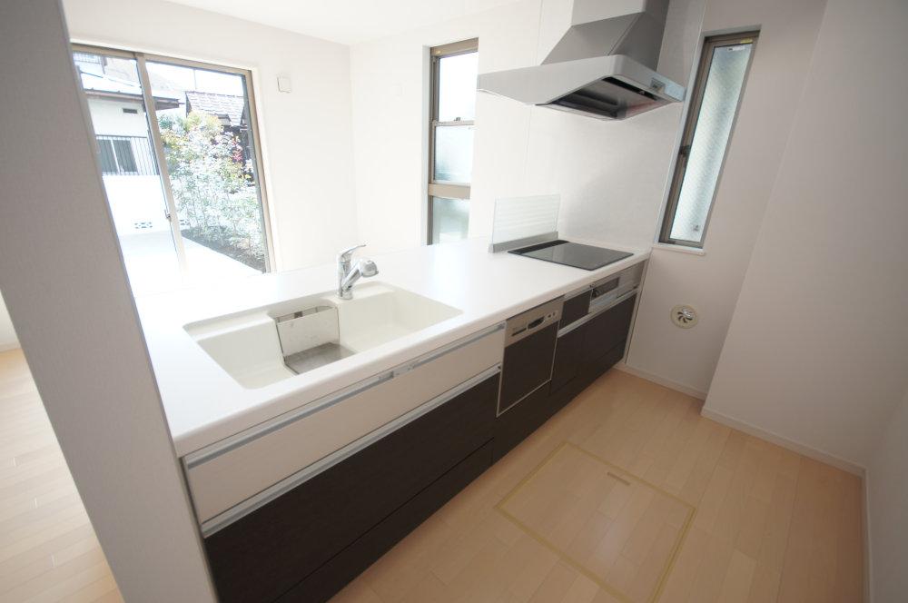 Same specifications photo (kitchen). It will be the construction example of the kitchen. It comes with under-floor storage. 