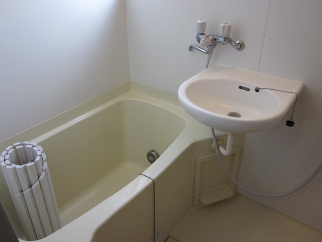 Bath. Otobasu bright spacious clean Reheating with window