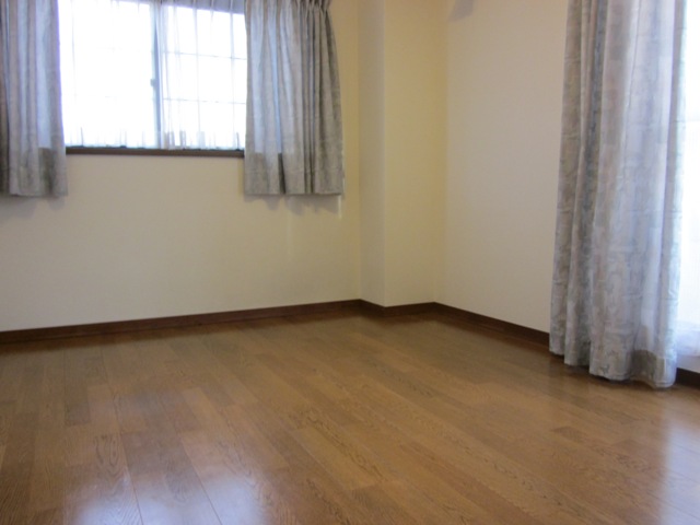 Living and room. Western-style room of bright clean and spacious 2 Menmado