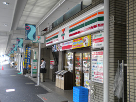 Convenience store. 520m to Seven-Eleven (convenience store)