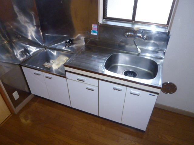 Kitchen. Two-burner gas stove can be installed