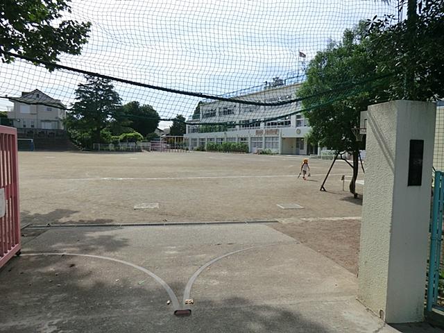 Primary school. 182m to Suginami Ward Kutsukake Elementary School