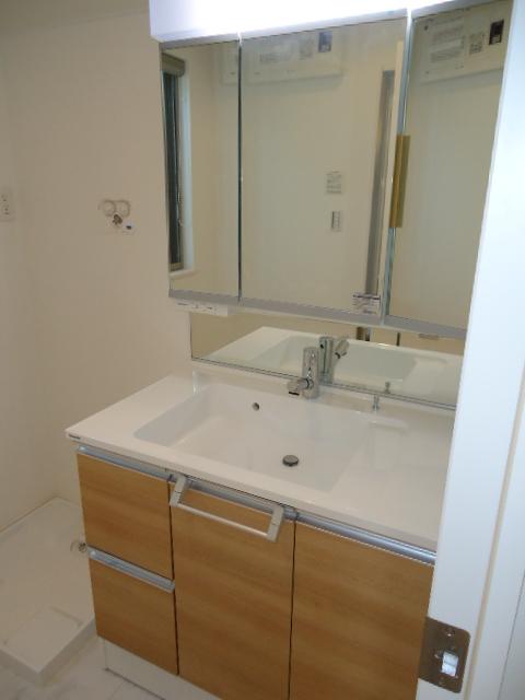 Wash basin, toilet