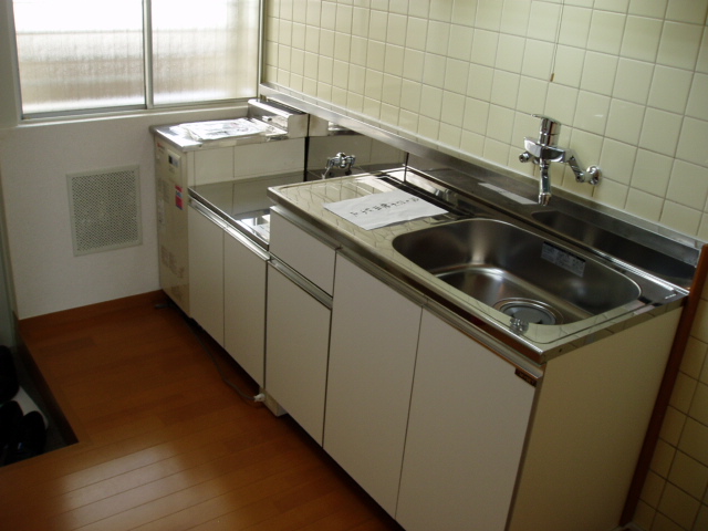 Kitchen. Gas stove 2 burners installed Allowed