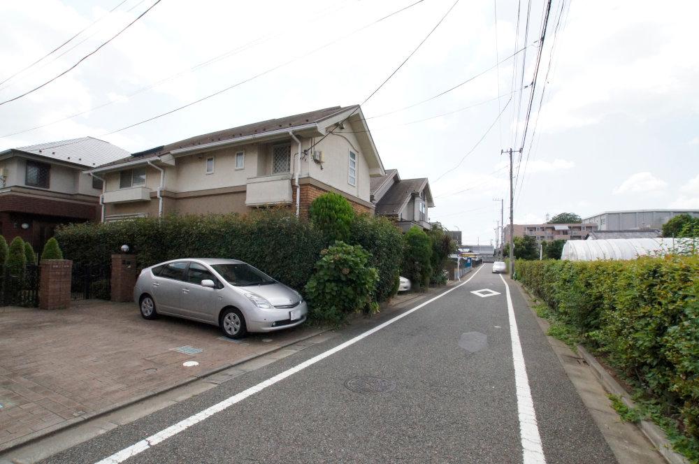 Local photos, including front road. Front road is less car street, Small children is also safe.