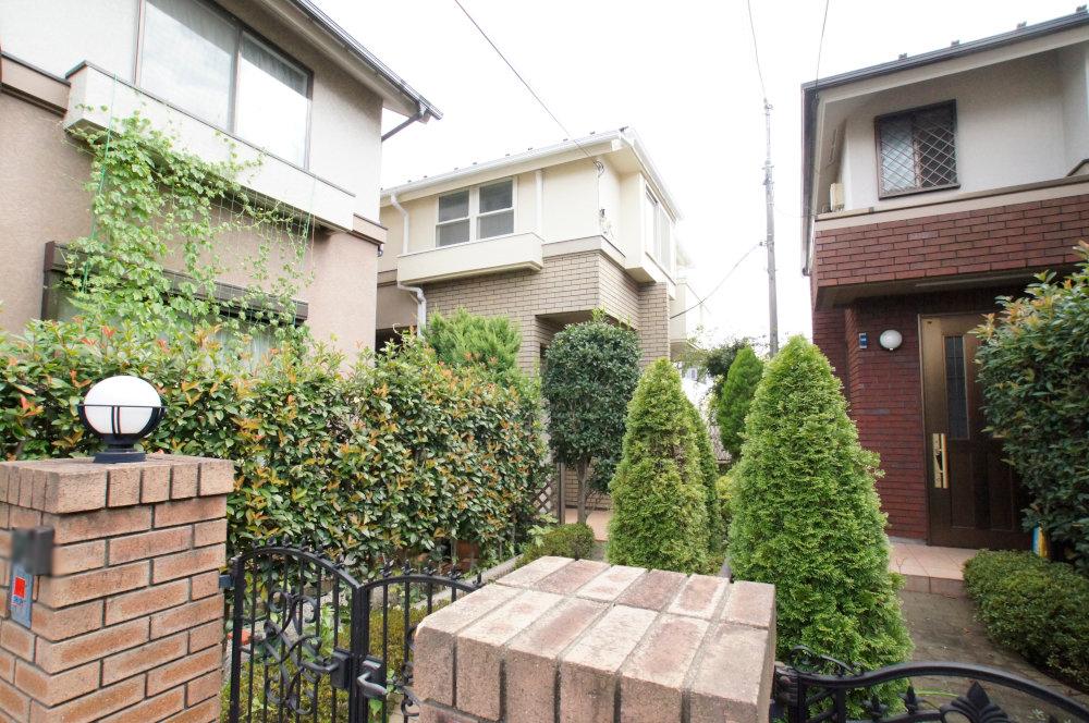 Local appearance photo. Used House for Suginami Miyamae 2-chome. Due to its current state vacant house, You can preview any time. It will be large 4LDK + P of building 36 square meters. It will be in a green quiet residential area, I think that if you can take a look once.