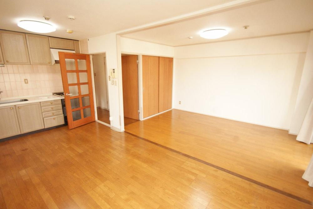 Living. Heisei has a spacious renovation in the living room of about 15.9 tatami mats by connecting a Japanese-style room in December 2009. Living also Katazuki beautiful because there is storage of between one.