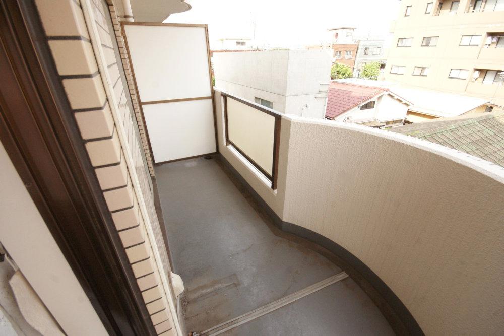 Balcony. It is the east side of the balcony. Peripheral will come has become so low building Asahi entered from here.