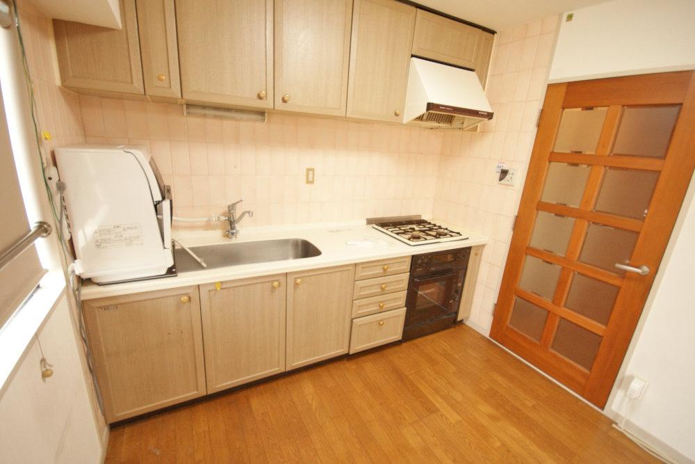 Kitchen. It was refer to professional cleaning in August 25 years because it is beautiful.