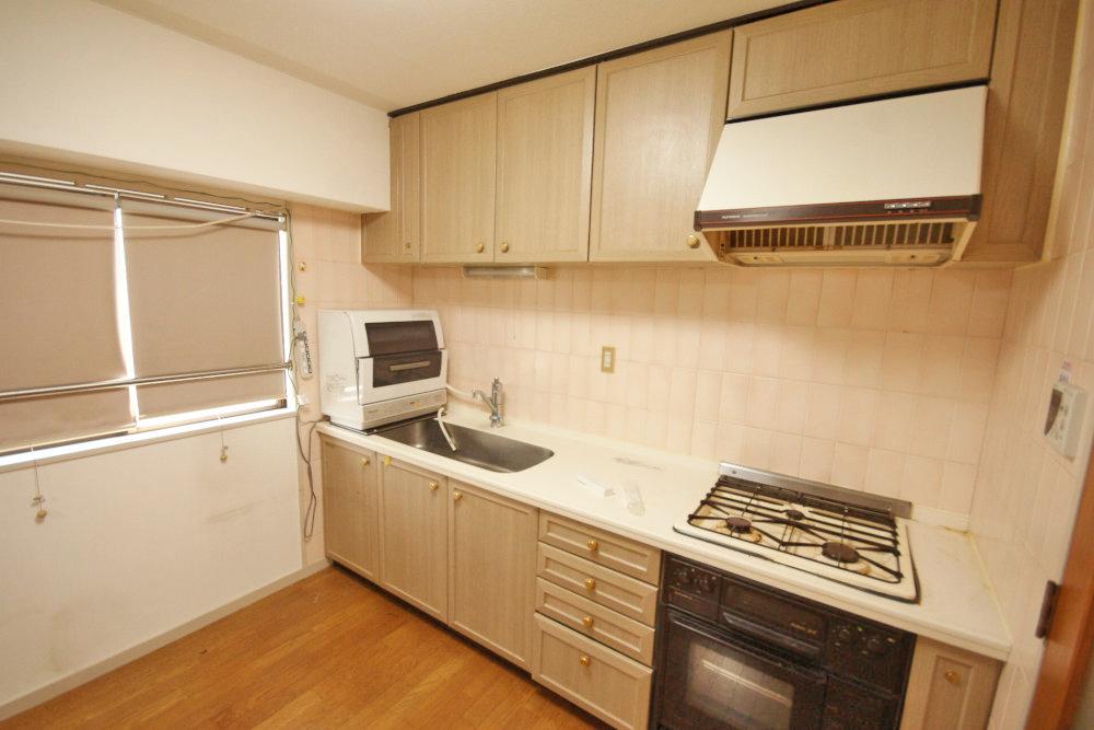 Kitchen. Storage is also plenty of kitchen. Also it comes with a 3-neck gas stove and a fish grill and a built-in oven. Dishwasher also please use.