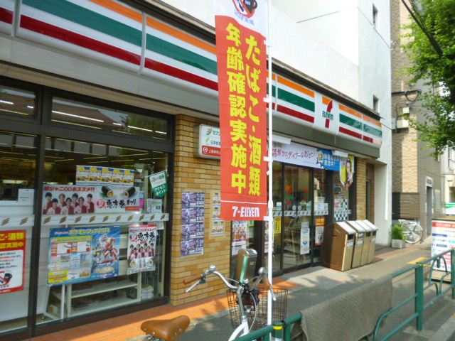 Convenience store. 550m to Seven-Eleven (convenience store)