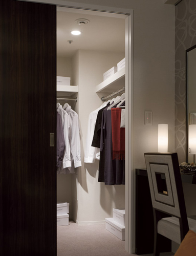 Receipt.  [Walk-in closet] Walk-in closet that can confirm the stored items at a glance is, Large-scale storage with the size of the room. In addition to the storage of a number of clothing, Drawer to feet and chest, You can put even shoe box.