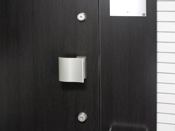 Security.  [Double Rock] Order to enhance crime prevention, Entrance door has a double lock specification that can be locked in the up and down two places. Because it takes also time trying to unlock illegally, It has been with the attempted rate of crime increases. (Same specifications)
