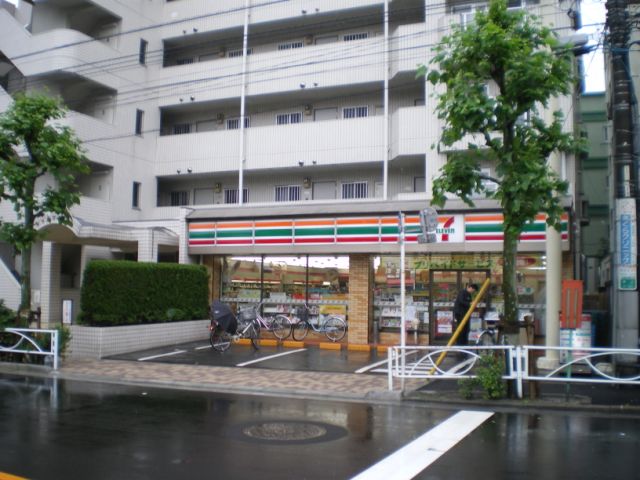 Convenience store. 380m to Seven-Eleven (convenience store)