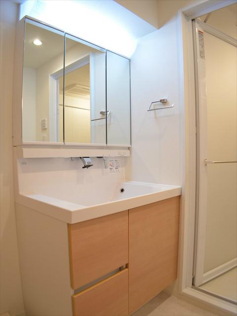 Wash basin, toilet. Convenient to get dressed