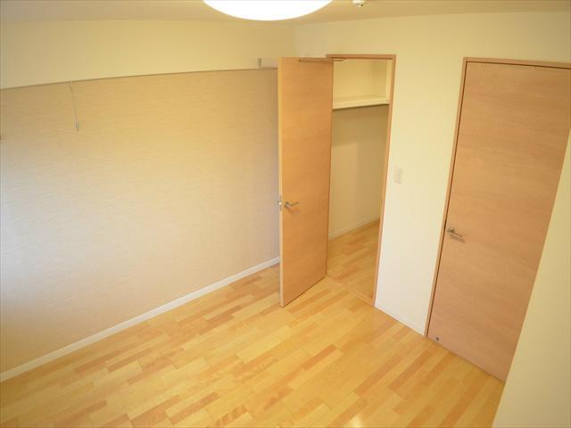 Non-living room. There is a walk-in closet 2 places